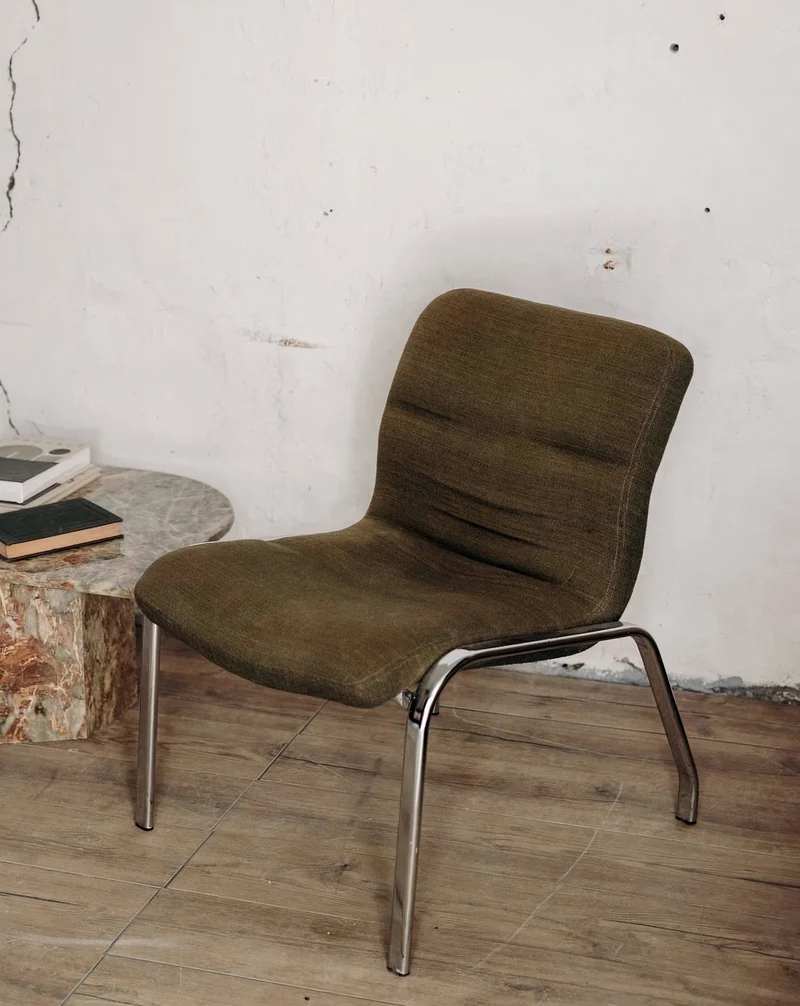 Jakob, le fauteuil kaki N°252