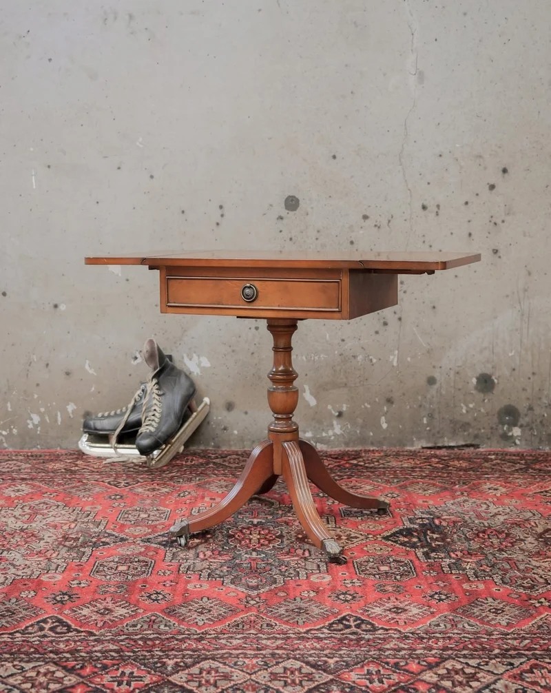 Francine, la table d'appoint aux rabats N°1061