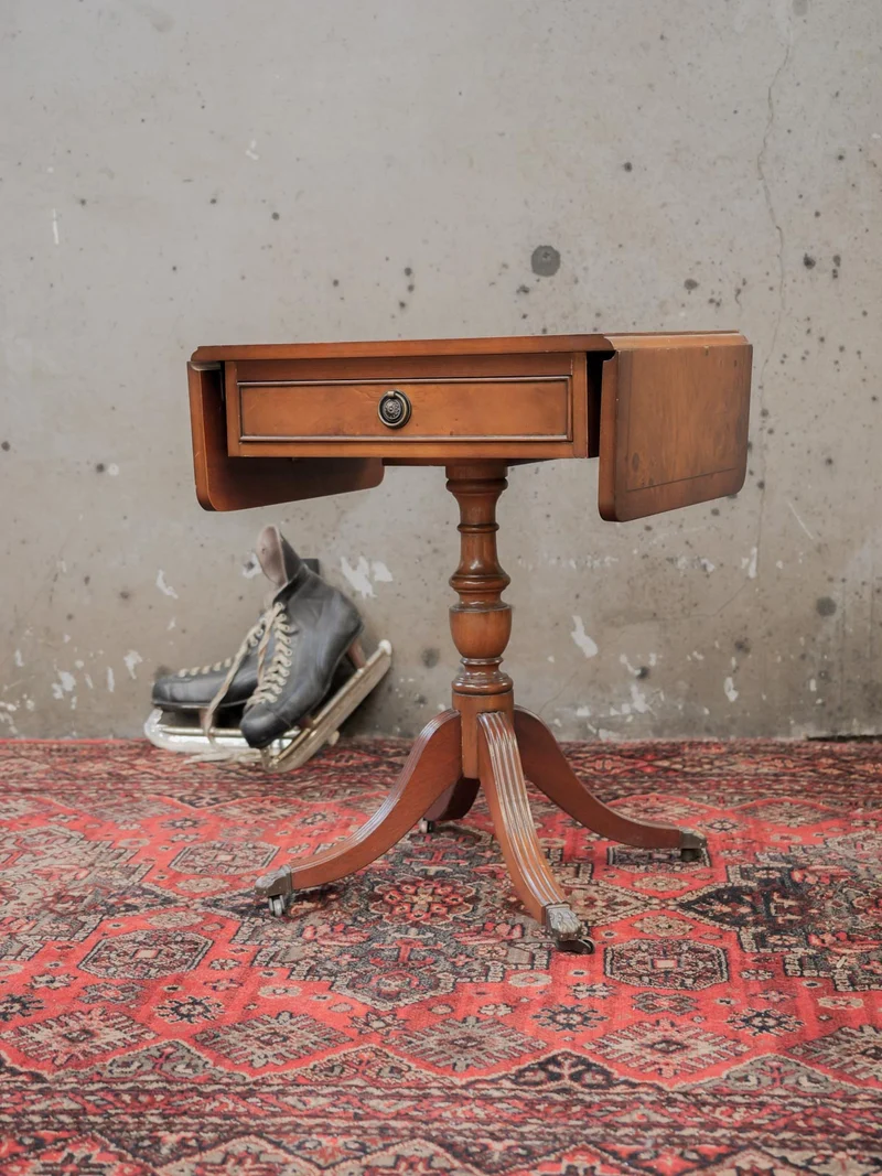 Francine, la table d'appoint aux rabats N°1061