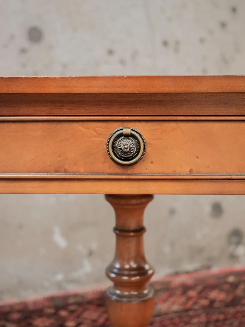 Francine, la table d'appoint aux rabats N°1061