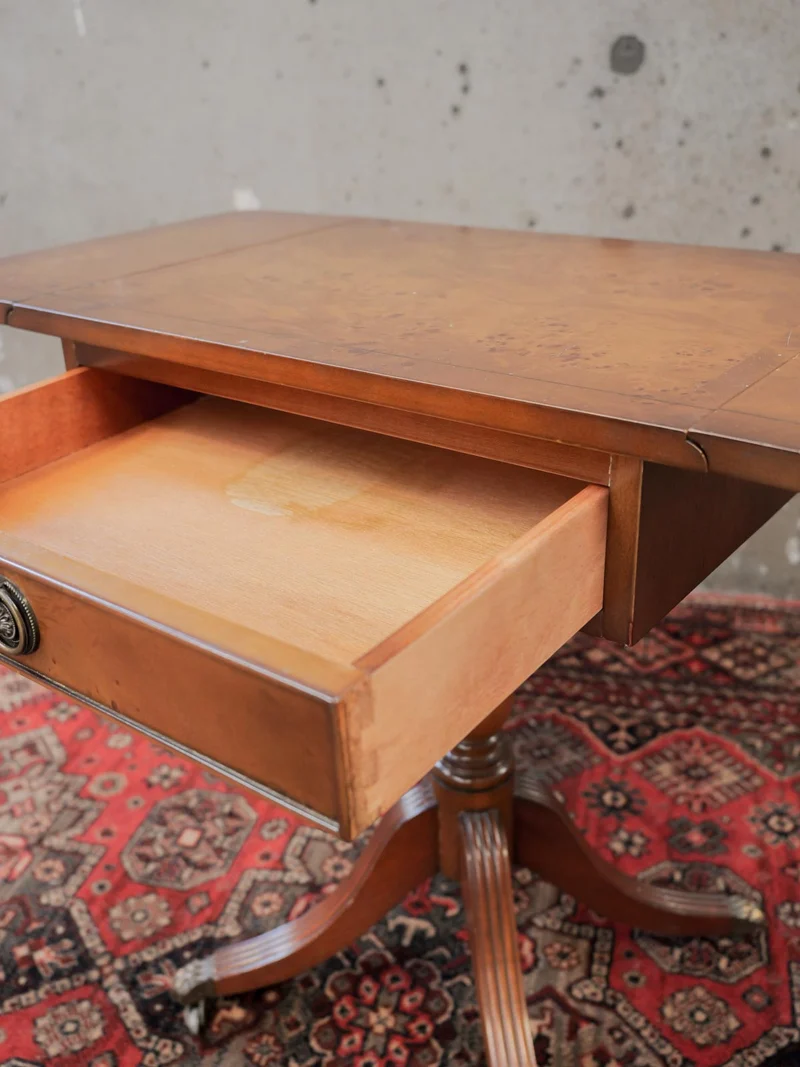 Francine, la table d'appoint aux rabats N°1061