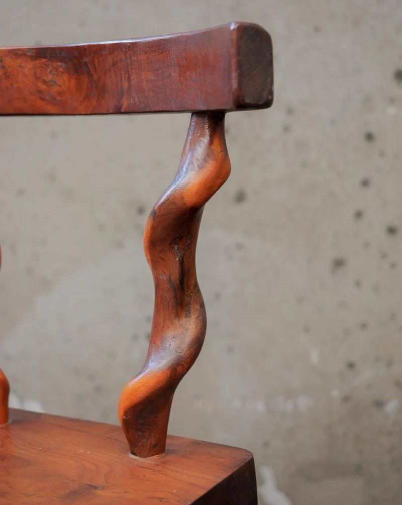 Regis, le petit tabouret avec dossier N°1439