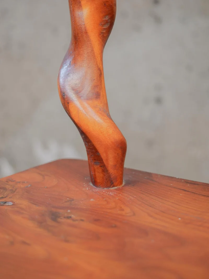 Regis, le petit tabouret avec dossier N°1439