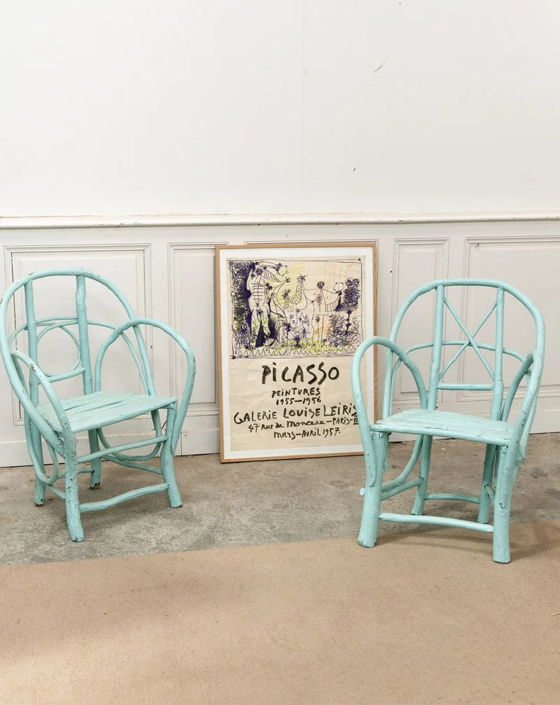 Ernest, la paire de fauteuils bleus en noisetier N°1054