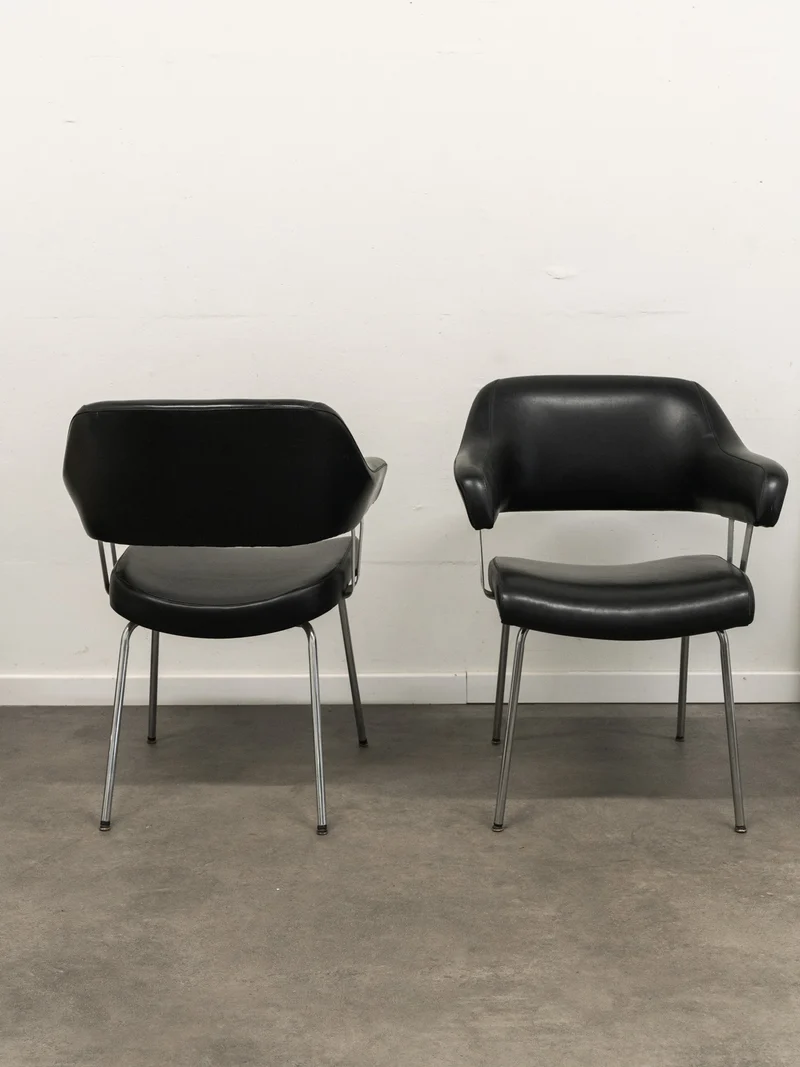 Jakob, la paire de fauteuils en skaï et métal N°1289