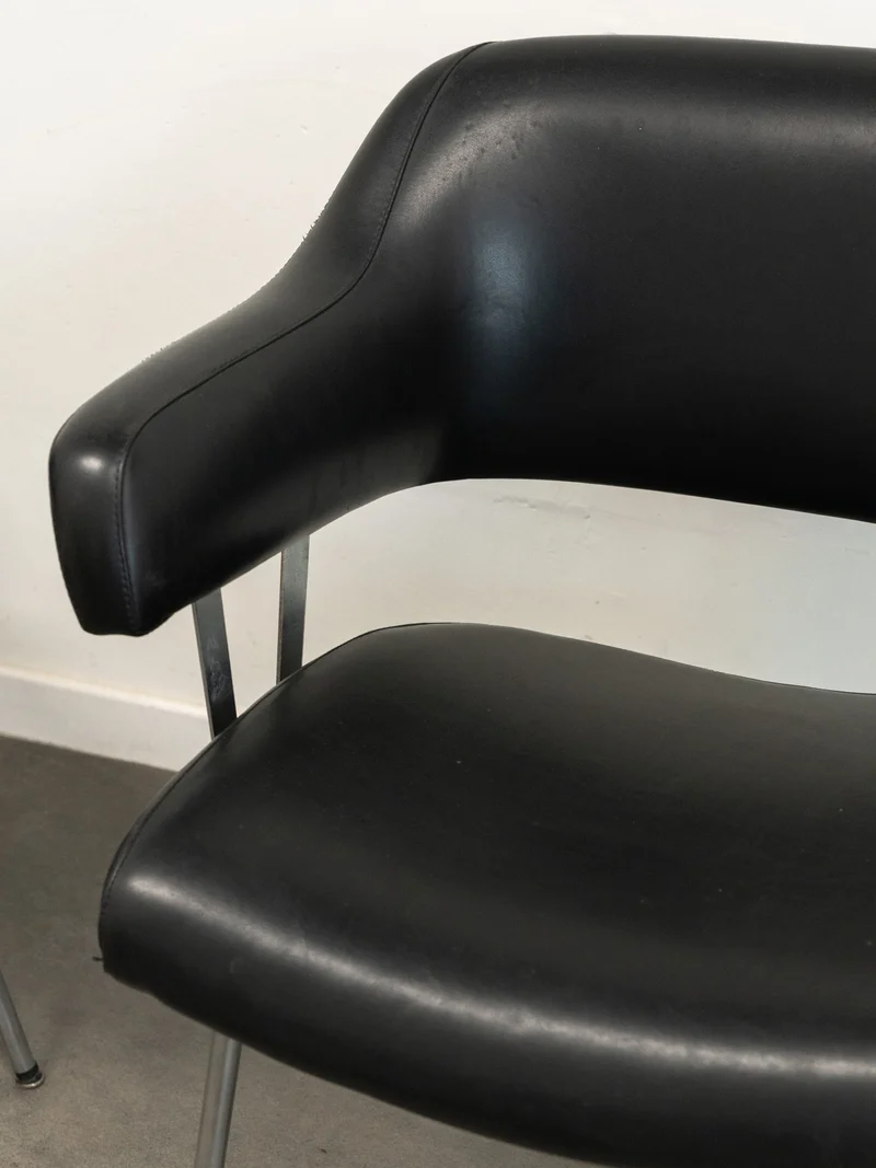 Jakob, la paire de fauteuils en skaï et métal N°1289