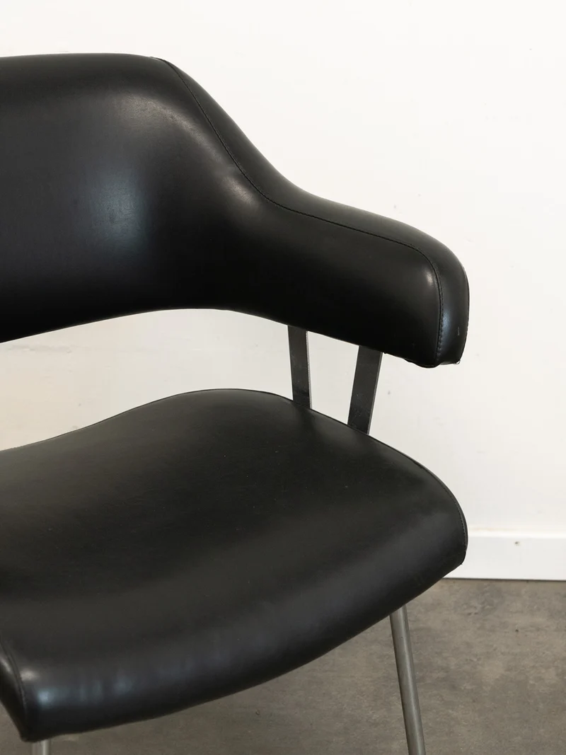 Jakob, la paire de fauteuils en skaï et métal N°1289