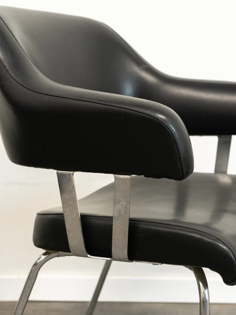 Jakob, la paire de fauteuils en skaï et métal N°1289