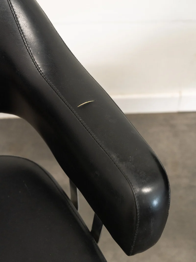 Jakob, la paire de fauteuils en skaï et métal N°1289