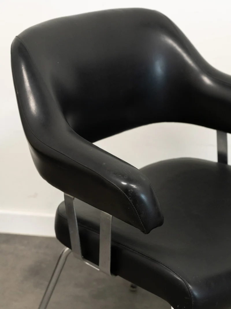 Jakob, la paire de fauteuils en skaï et métal N°1289