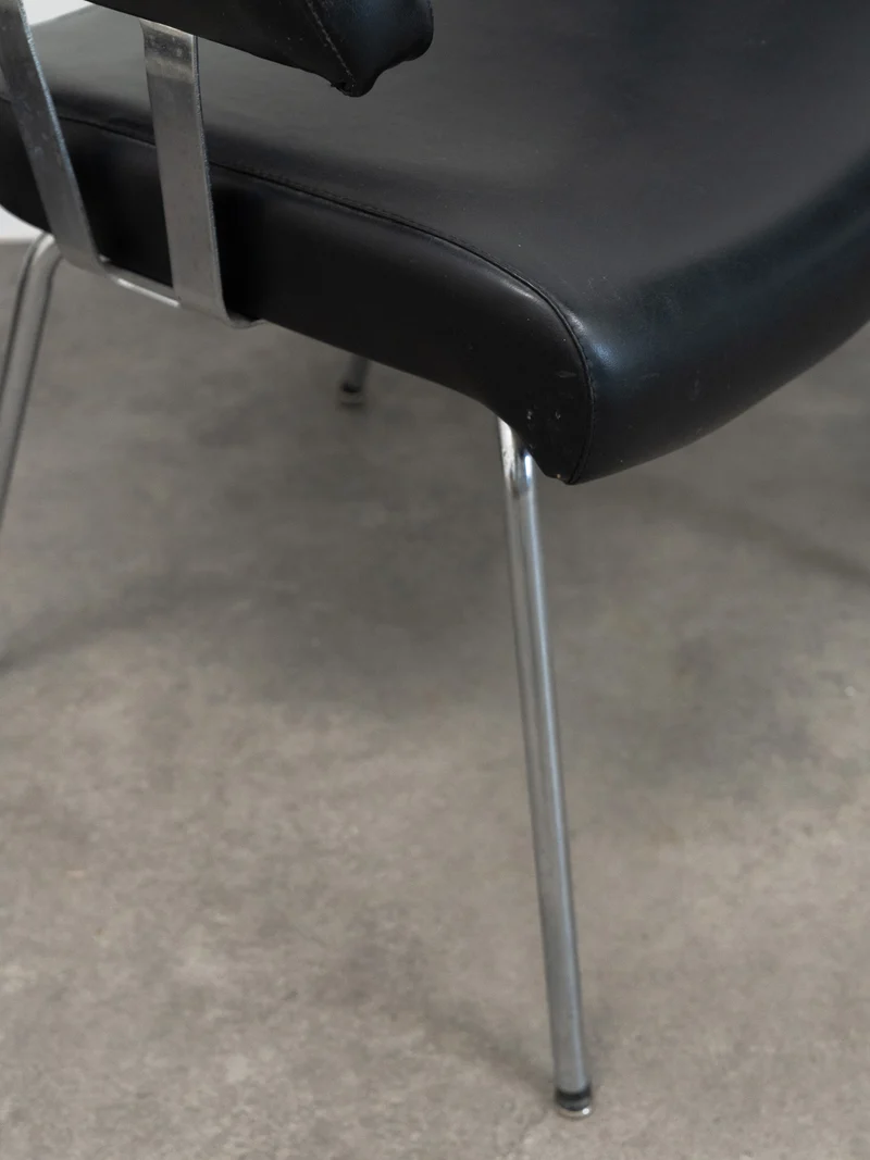 Jakob, la paire de fauteuils en skaï et métal N°1289