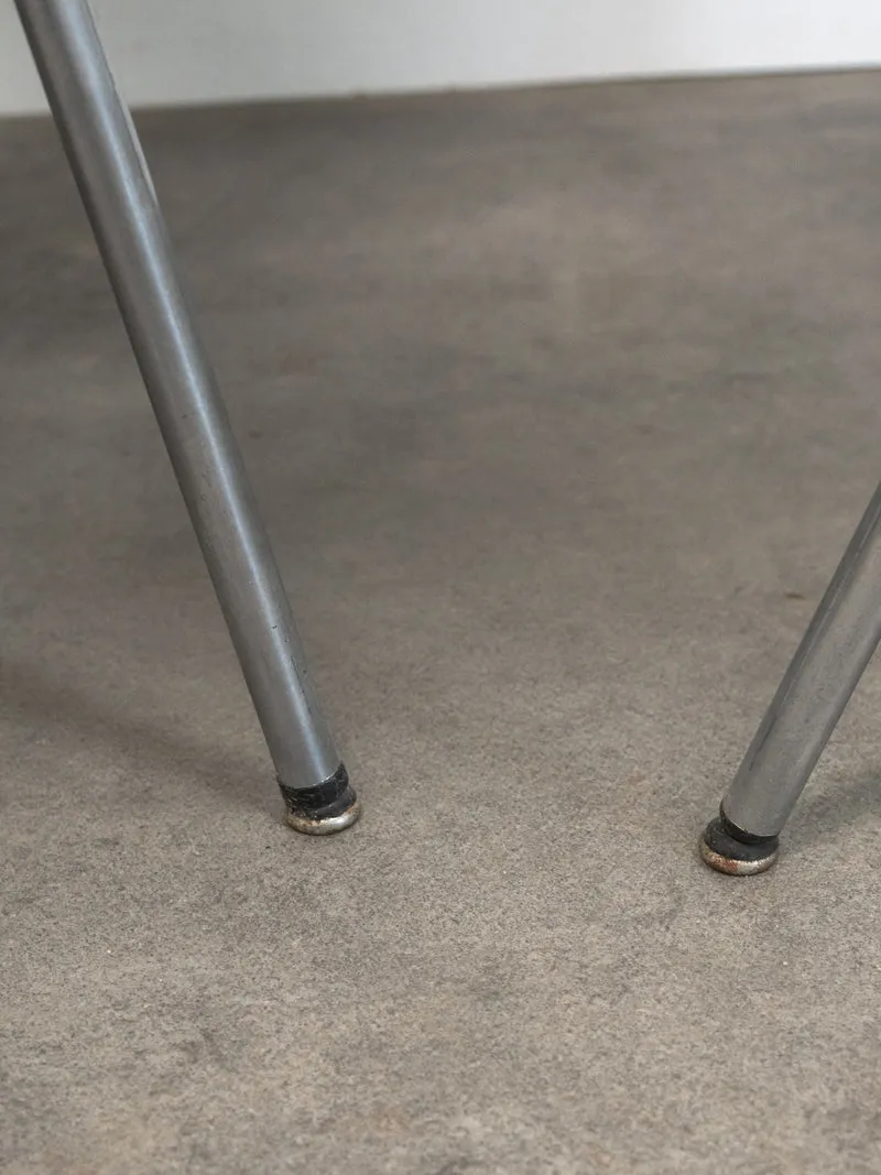 Jakob, la paire de fauteuils en skaï et métal N°1289
