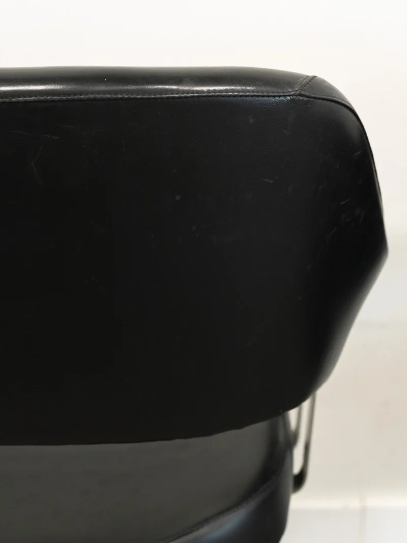 Jakob, la paire de fauteuils en skaï et métal N°1289