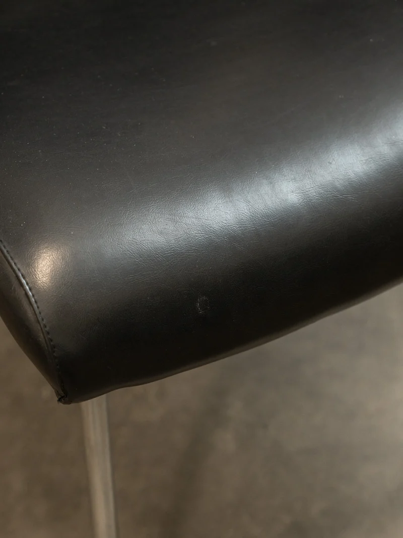 Jakob, la paire de fauteuils en skaï et métal N°1289