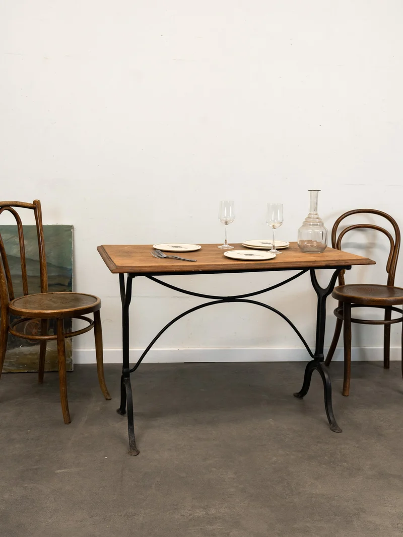 Denise, la table à manger bistrot en bois et fonte N°1181