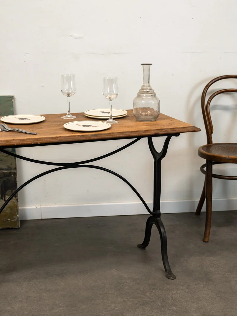 Denise, la table à manger bistrot en bois et fonte N°1181