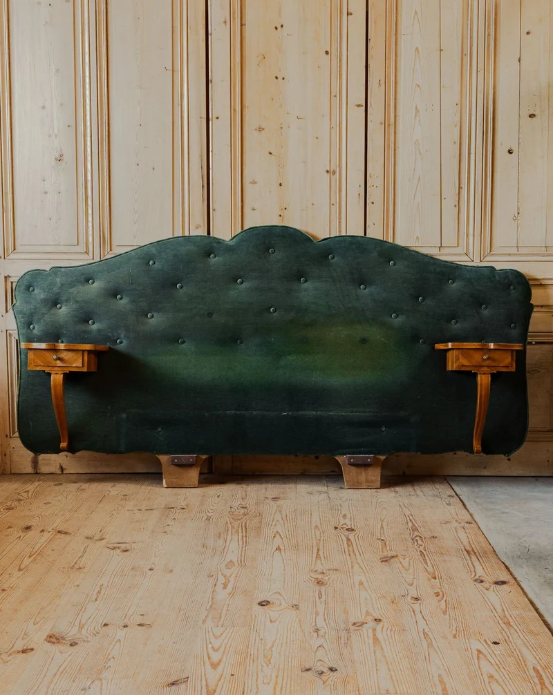 Orphée, la tête de lit en bois et velours vert sapin N°30