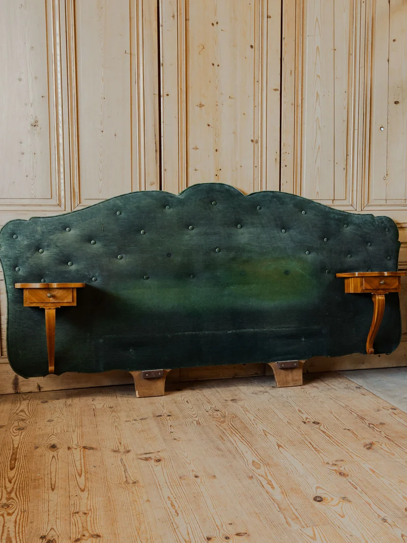 Orphée, la tête de lit en bois et velours vert sapin N°30
