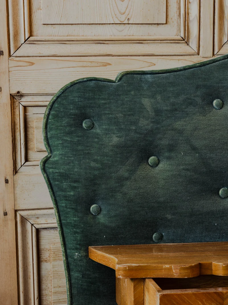 Orphée, la tête de lit en bois et velours vert sapin N°30
