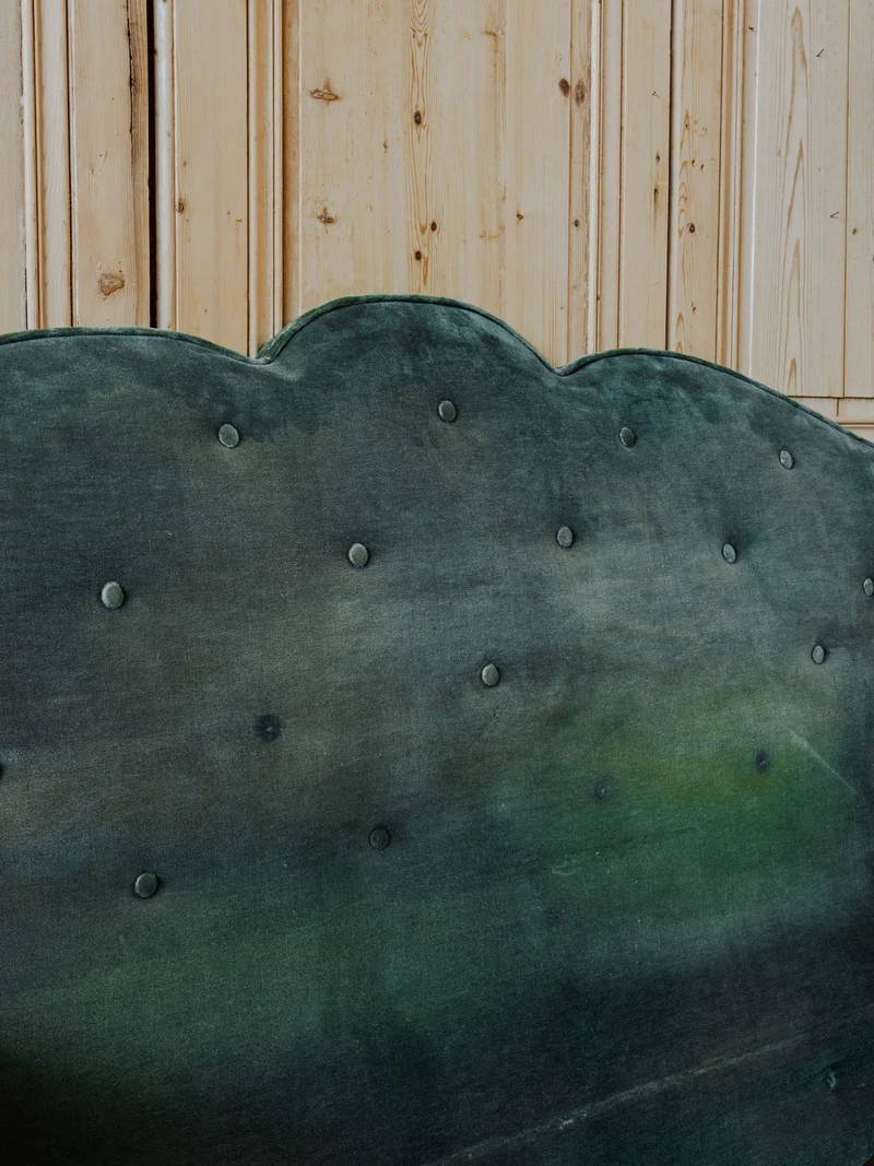 Orphée, la tête de lit en bois et velours vert sapin N°30