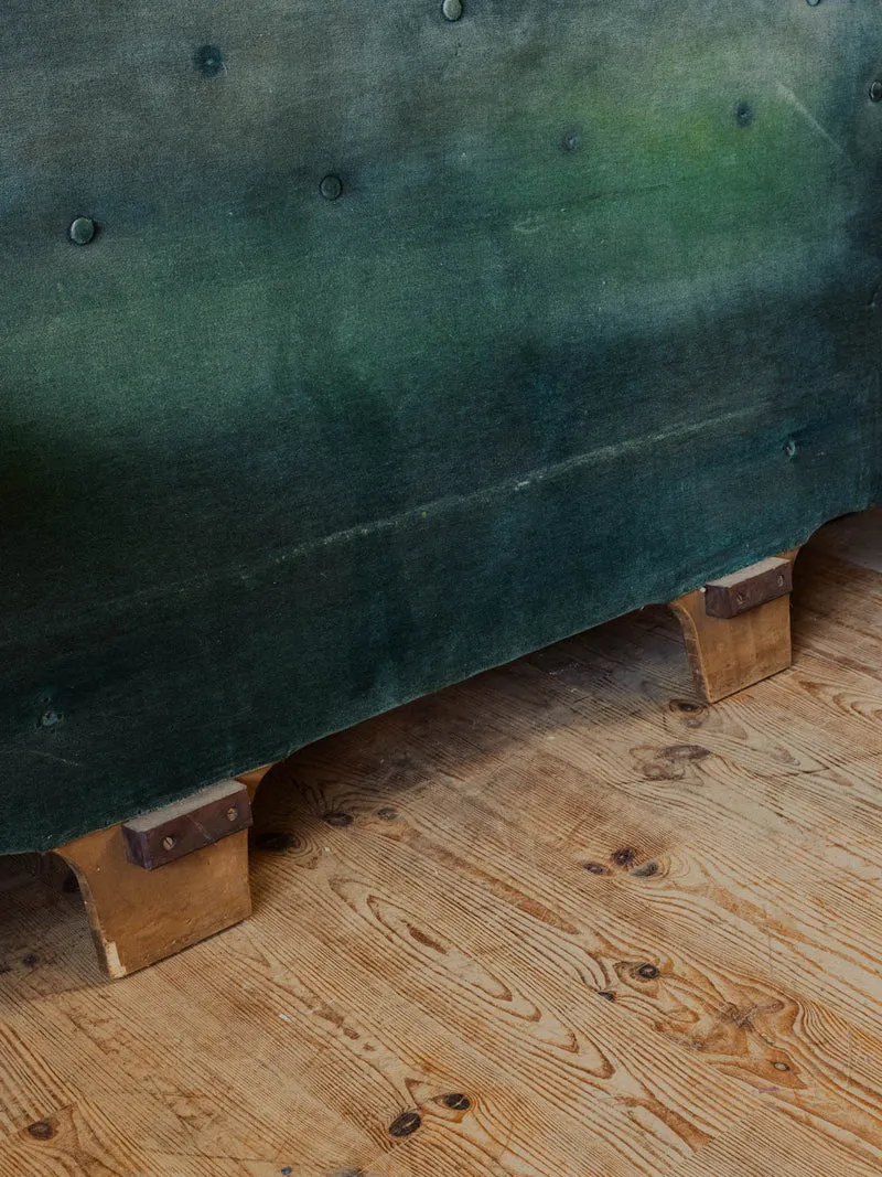 Orphée, la tête de lit en bois et velours vert sapin N°30