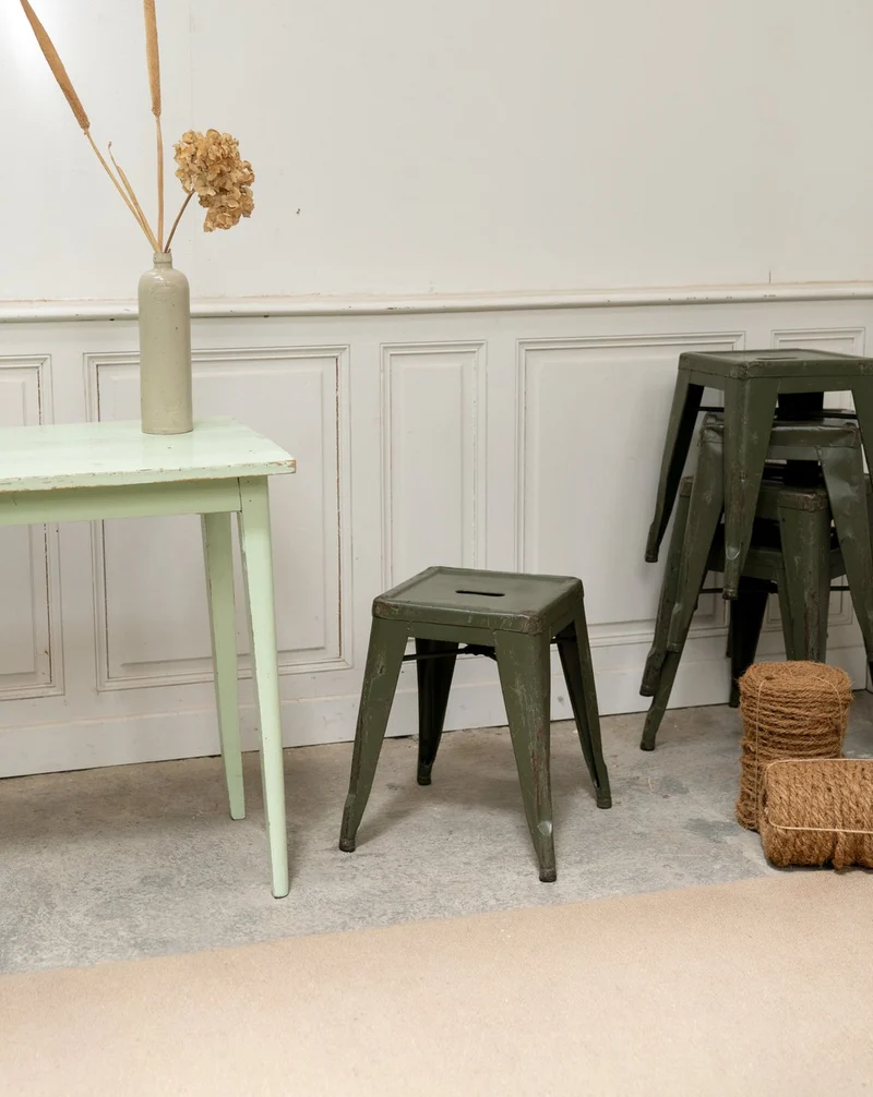 Axel, le tabouret Tolix vert kaki N°695