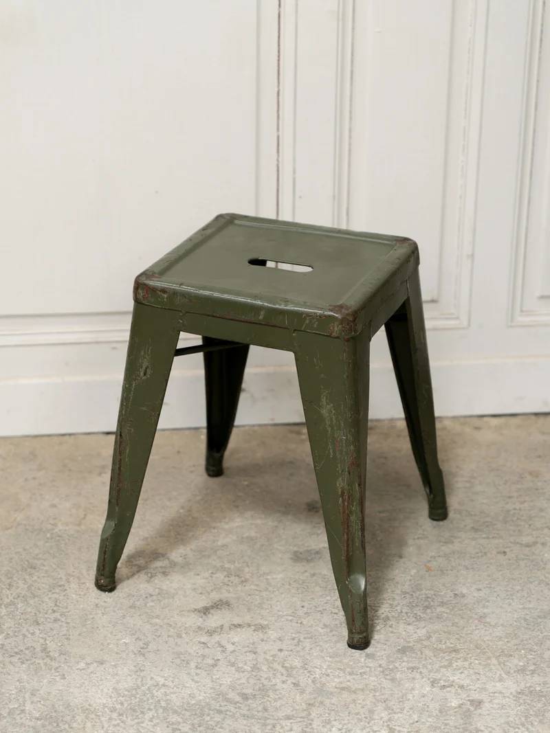 Axel, le tabouret Tolix vert kaki N°695
