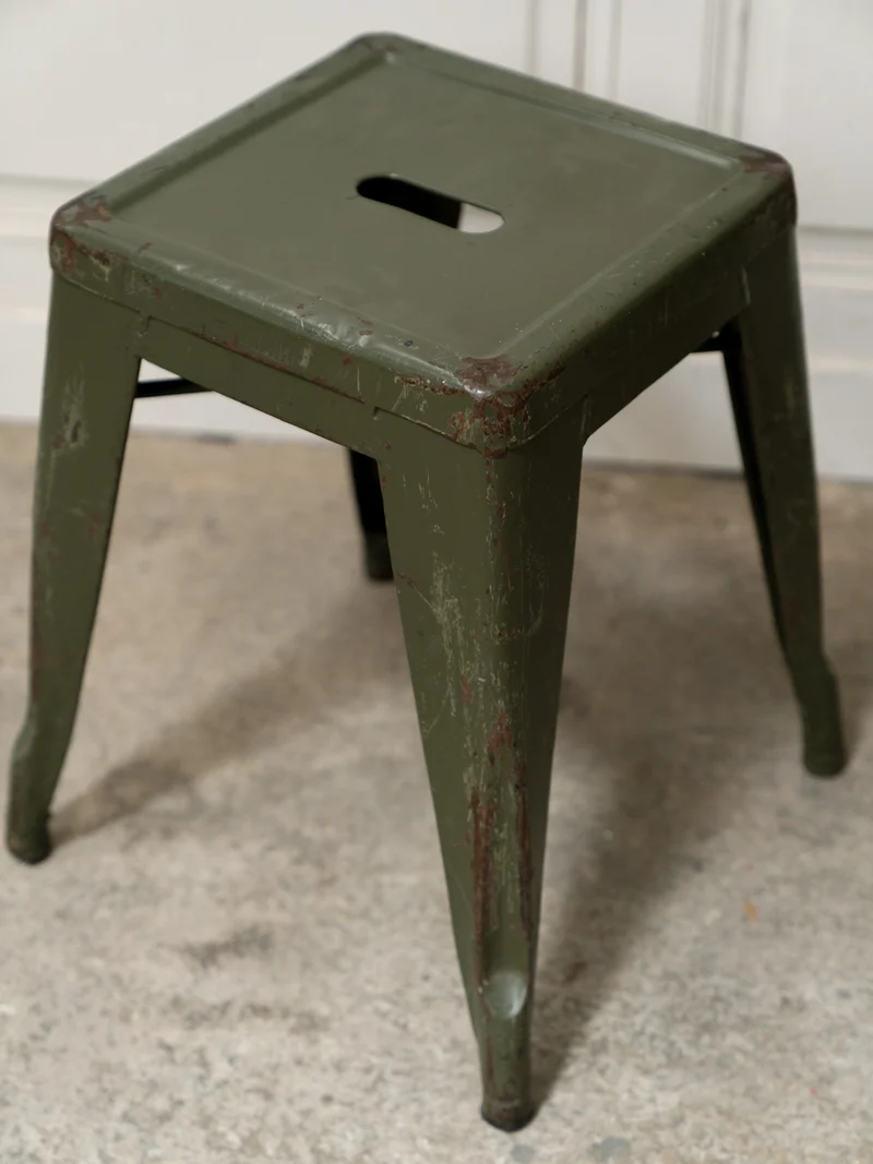 Axel, le tabouret Tolix vert kaki N°695