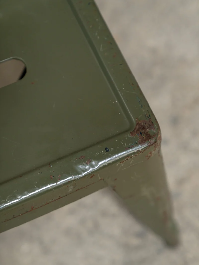 Axel, le tabouret Tolix vert kaki N°695