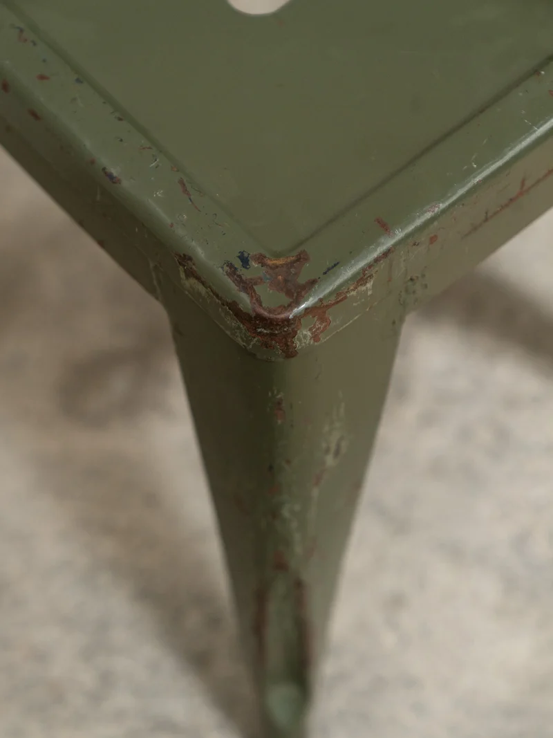 Axel, le tabouret Tolix vert kaki N°695