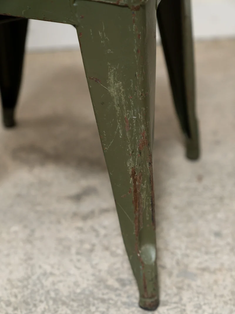 Axel, le tabouret Tolix vert kaki N°695