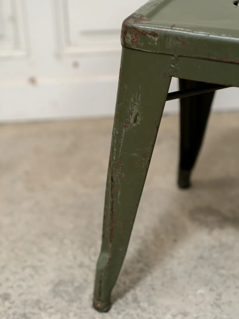 Axel, le tabouret Tolix vert kaki N°695