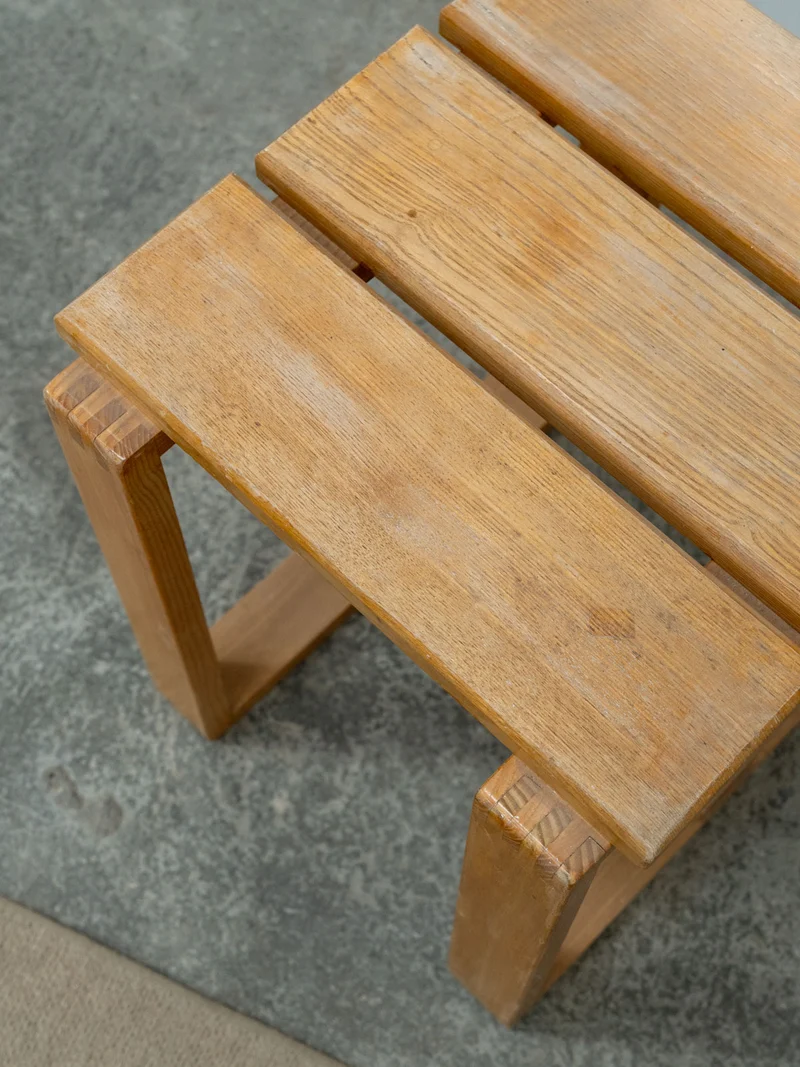Axel, le tabouret en bois massif N°696