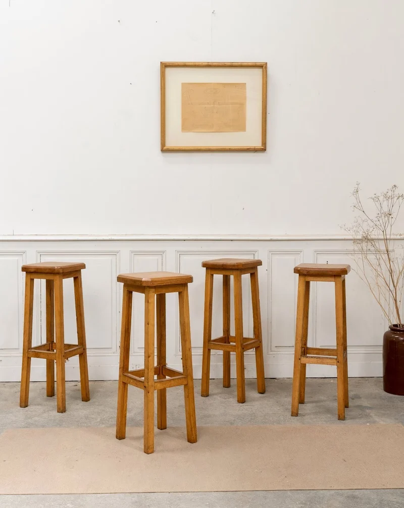 Gaston, le lot de quatre tabourets de bar en bois massif N°189