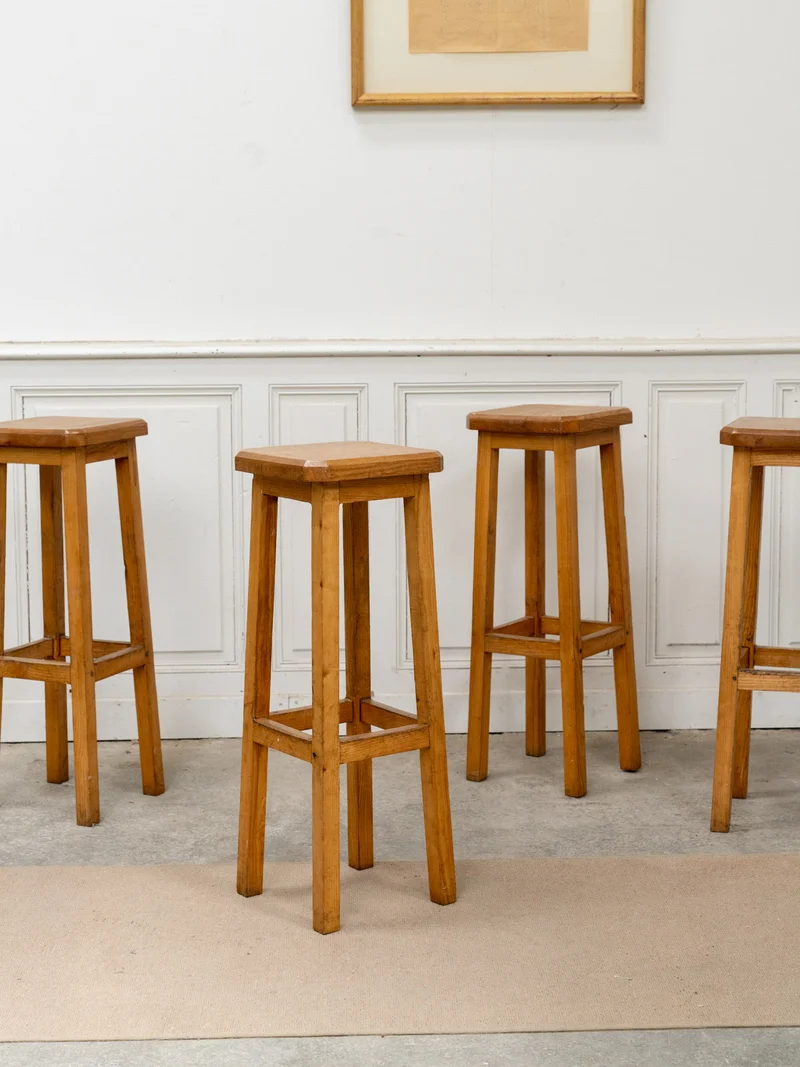 Gaston, le lot de quatre tabourets de bar en bois massif N°189