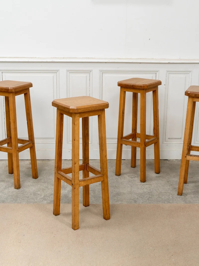 Gaston, le lot de quatre tabourets de bar en bois massif N°189