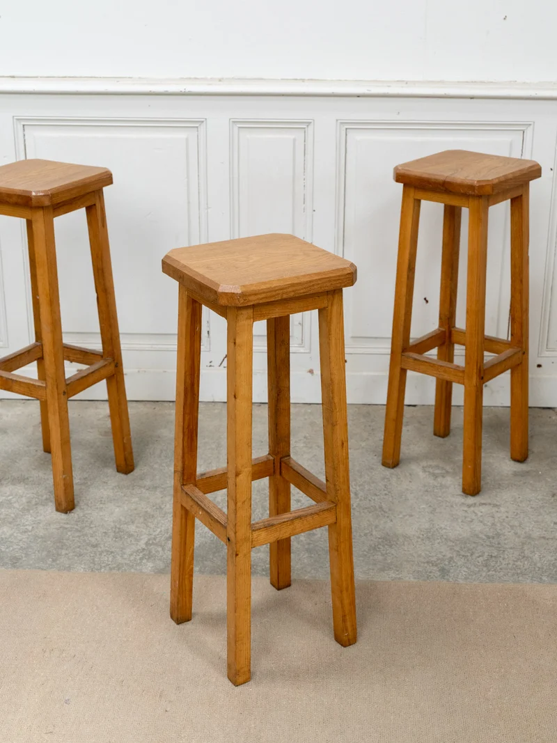 Gaston, le lot de quatre tabourets de bar en bois massif N°189
