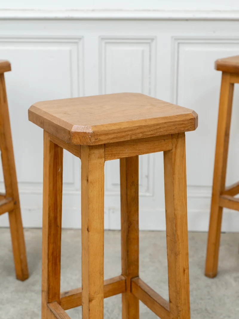 Gaston, le lot de quatre tabourets de bar en bois massif N°189