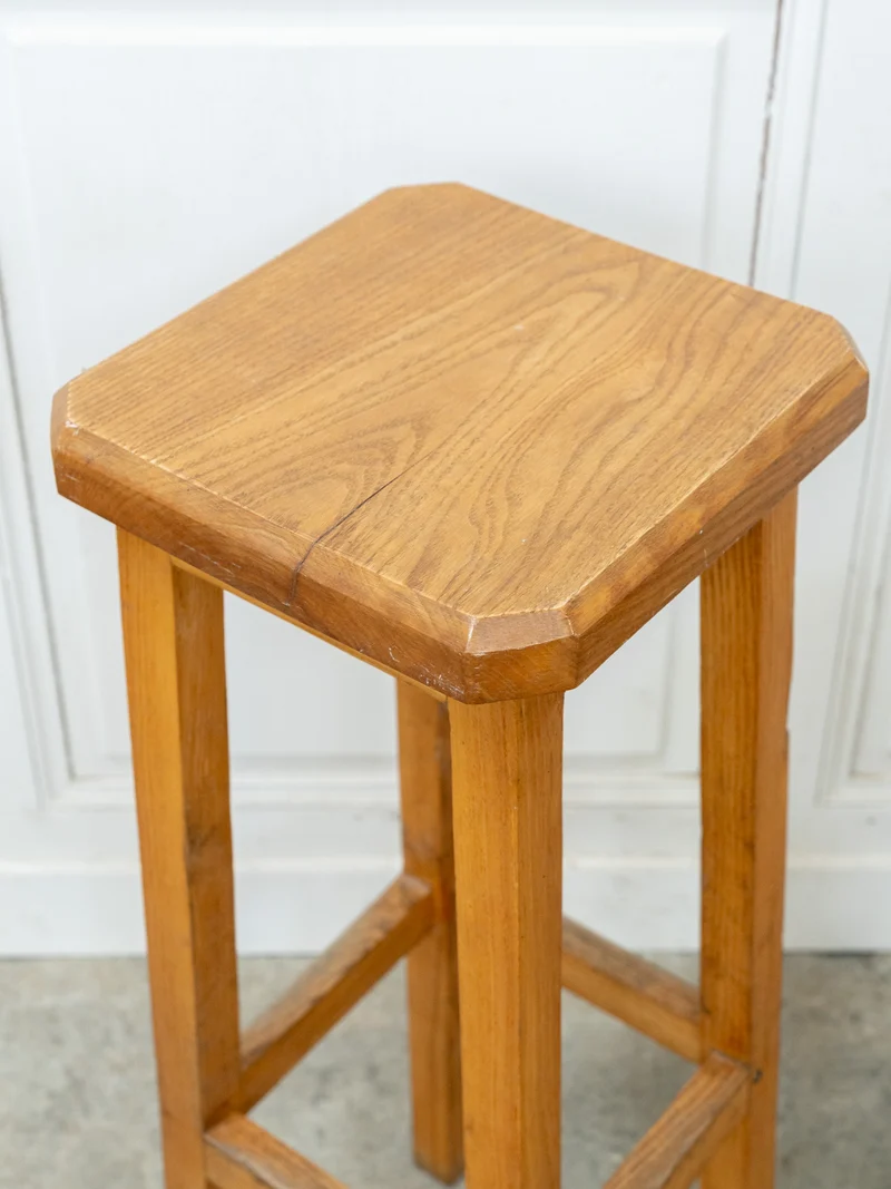 Gaston, le lot de quatre tabourets de bar en bois massif N°189