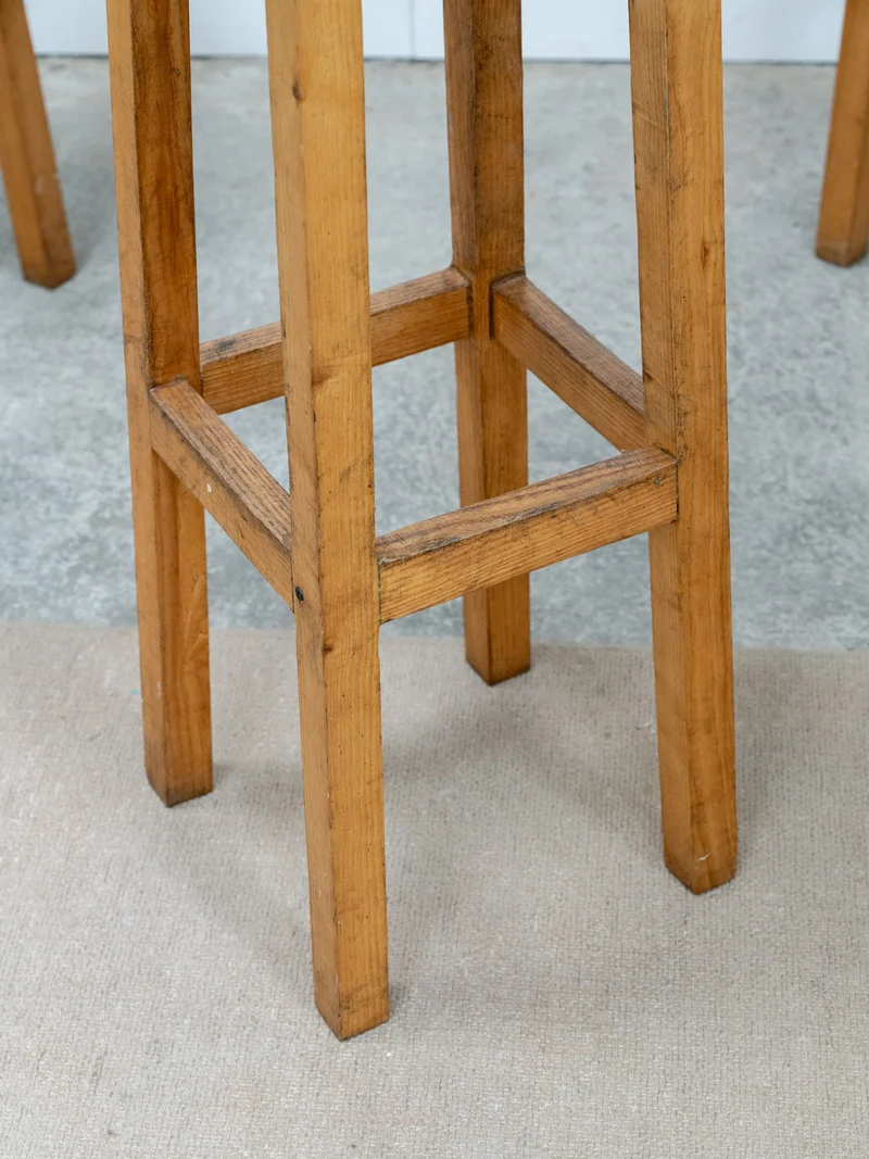 Gaston, le lot de quatre tabourets de bar en bois massif N°189