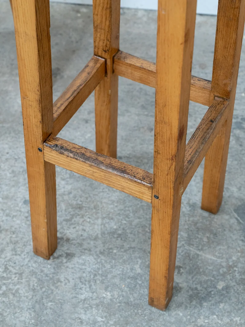 Gaston, le lot de quatre tabourets de bar en bois massif N°189