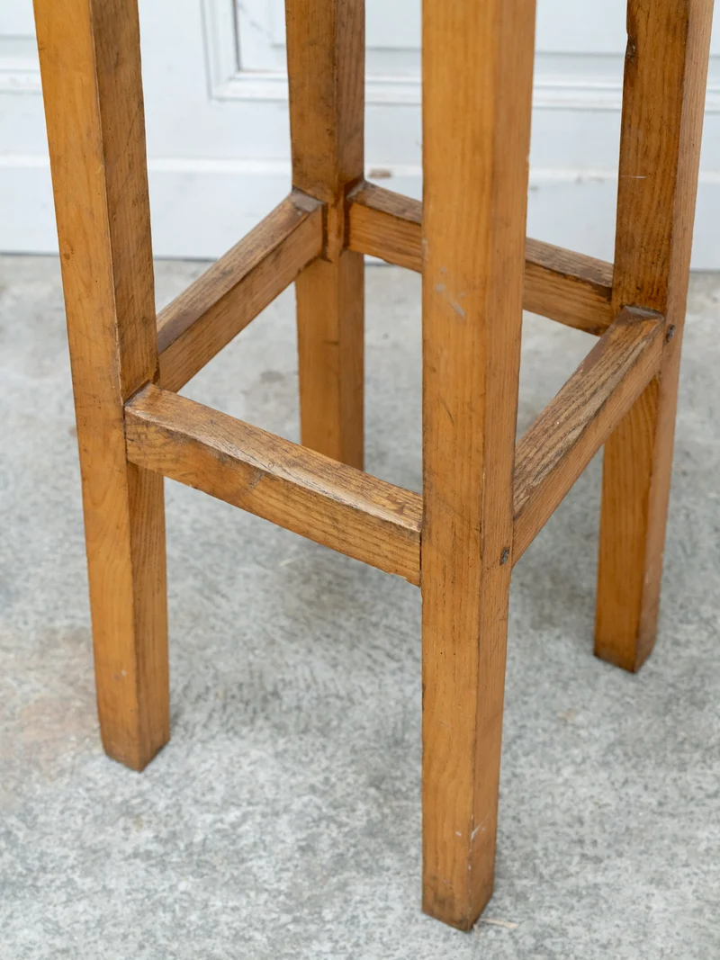 Gaston, le lot de quatre tabourets de bar en bois massif N°189