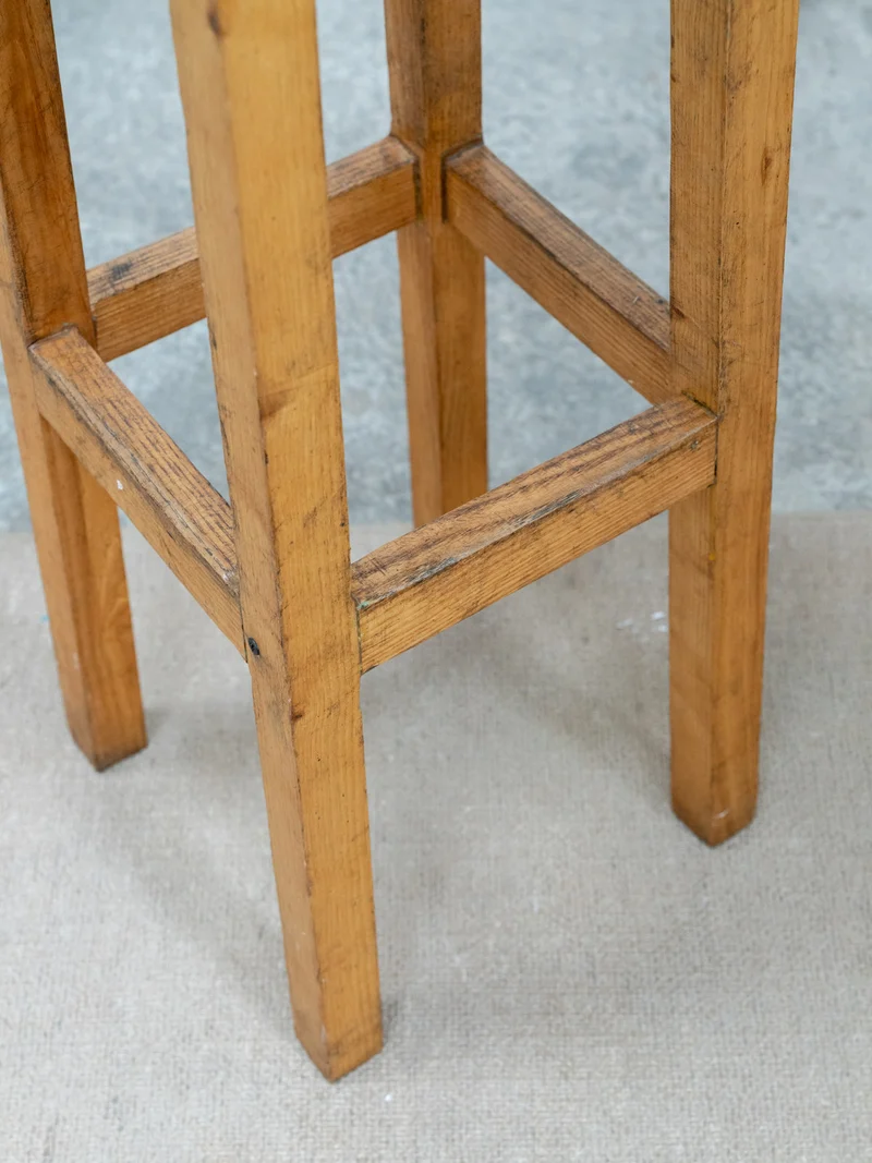 Gaston, le lot de quatre tabourets de bar en bois massif N°189