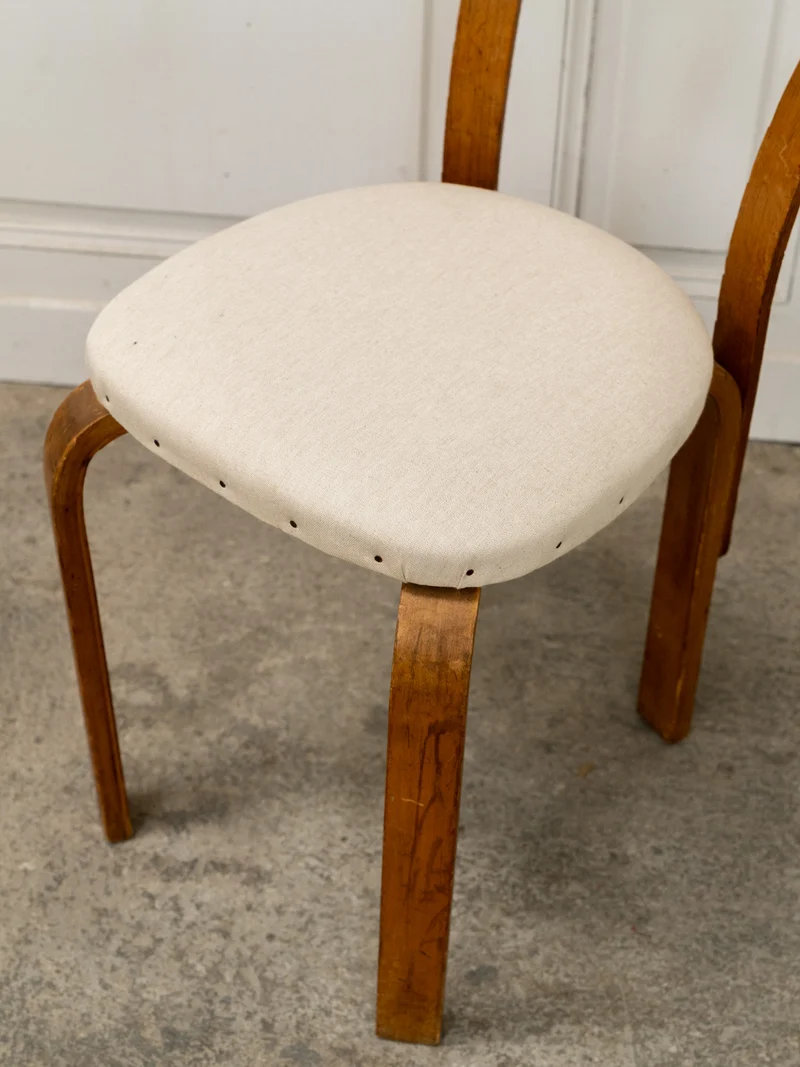 Alma, la paire de chaises No.68 en bois et lin N°1690