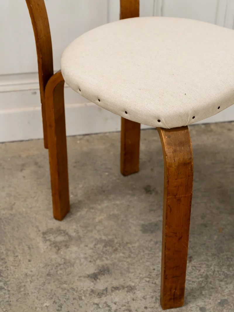 Alma, la paire de chaises No.68 en bois et lin N°1690