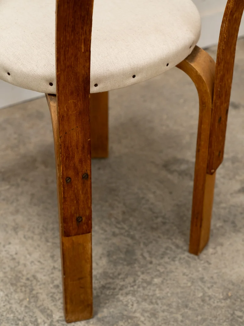 Alma, la paire de chaises No.68 en bois et lin N°1690