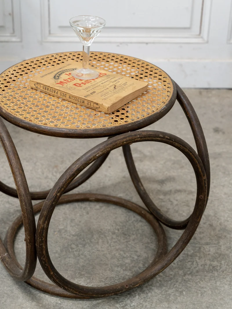Francine, la table d'appoint en bois et cannage N°1060
