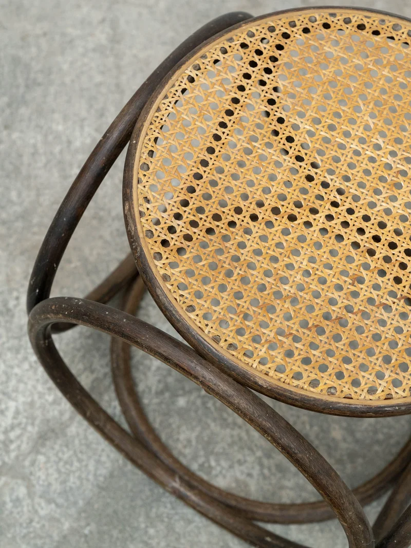 Francine, la table d'appoint en bois et cannage N°1060
