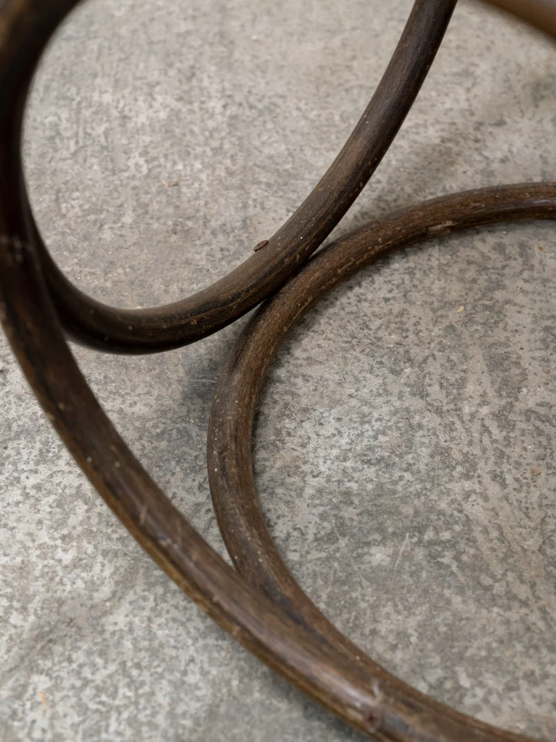 Francine, la table d'appoint en bois et cannage N°1060
