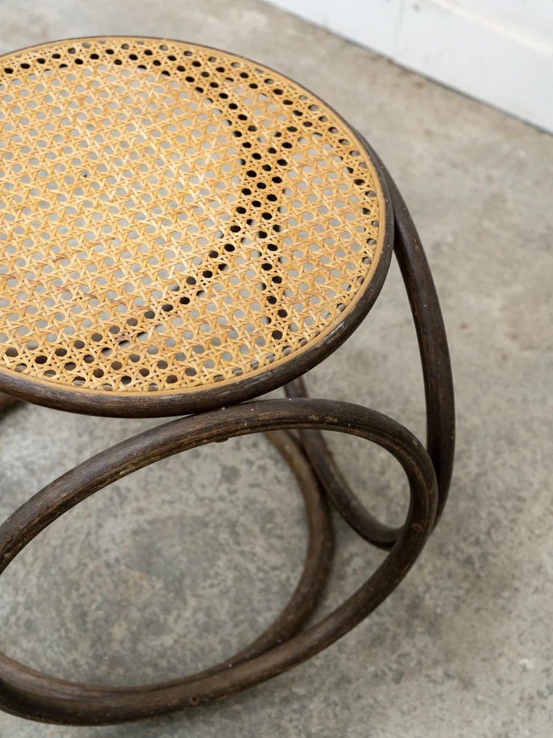 Francine, la table d'appoint en bois et cannage N°1060